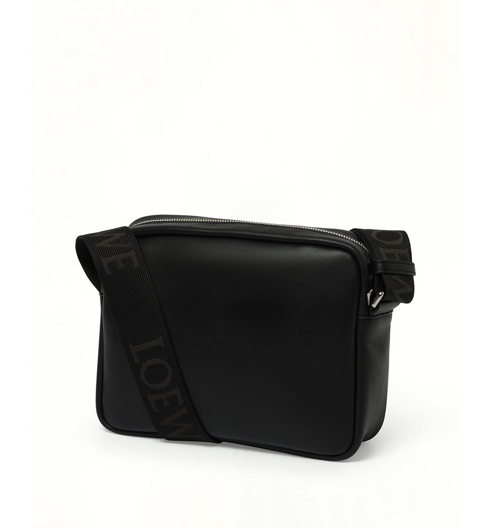 Medium Pebble Messenger Bag In Smooth Calfskin