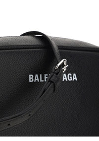 Everyday Medium Camera Bag In Grained Calfskin - Black.