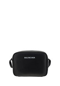 Everyday Medium Camera Bag In Grained Calfskin - Black.