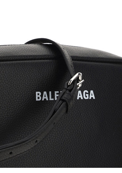 Everyday Medium Camera Bag In Grained Calfskin - Black.