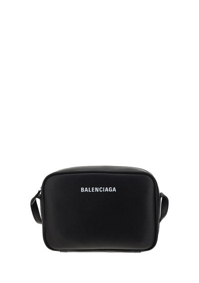 Everyday Medium Camera Bag In Grained Calfskin - Black.