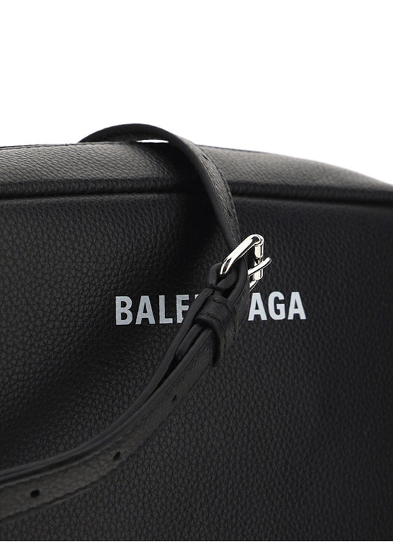 Everyday Medium Camera Bag In Grained Calfskin - Black.