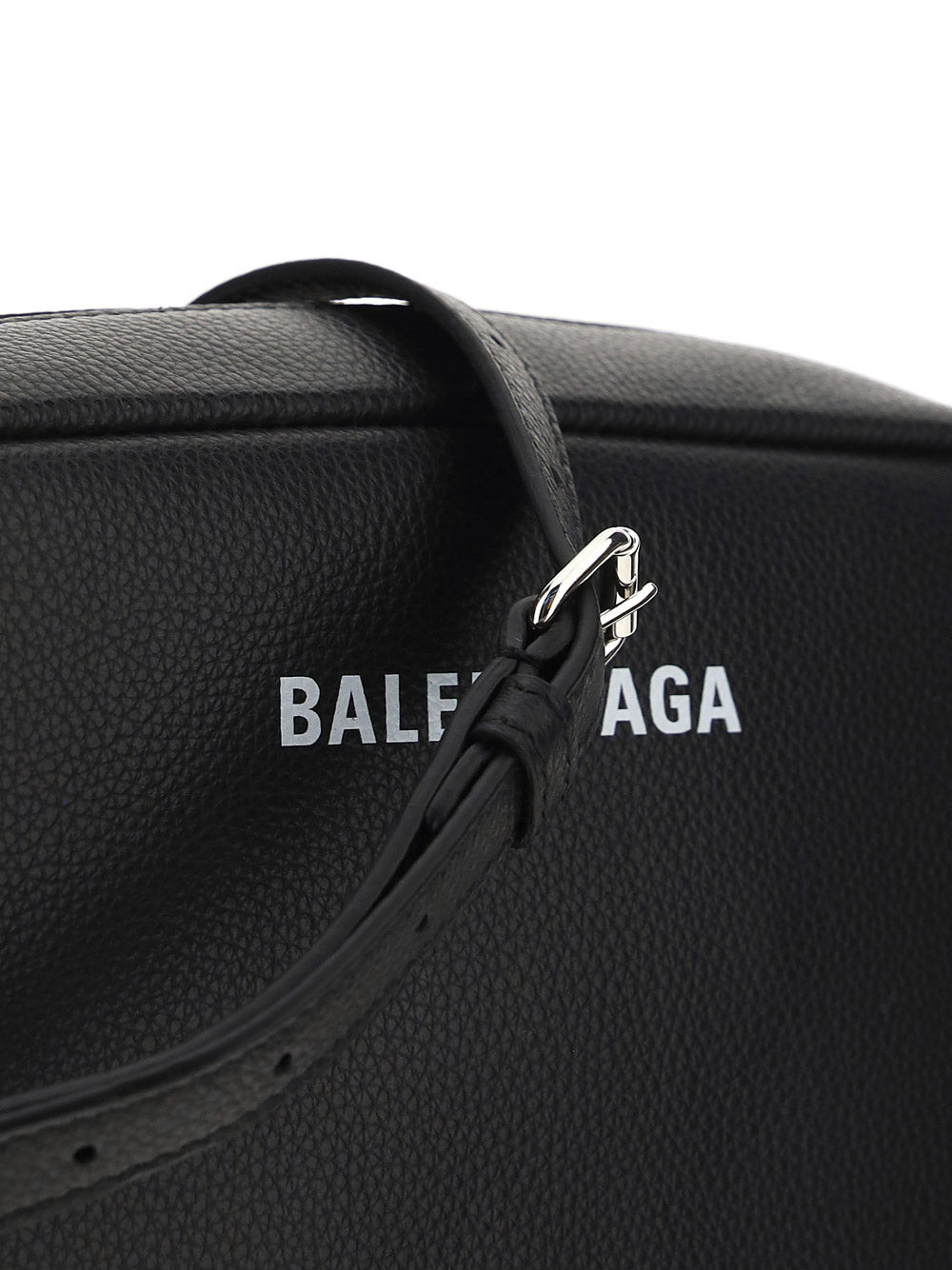 Everyday Medium Camera Bag In Grained Calfskin - Black.