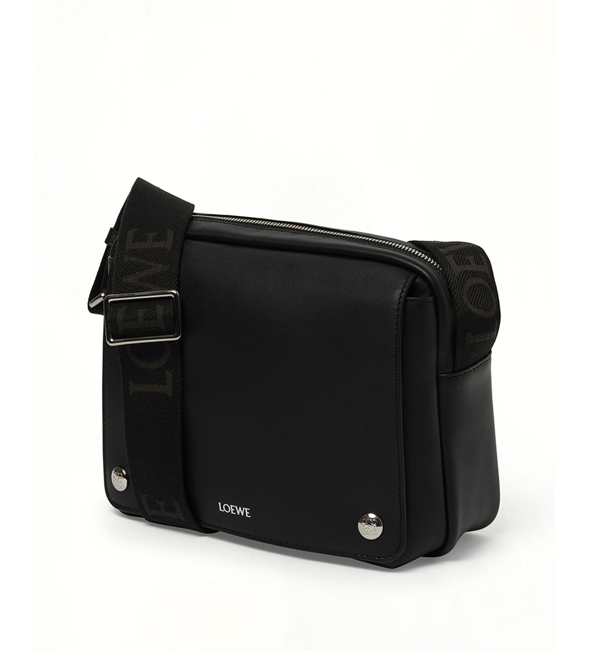 Medium Pebble Messenger Bag In Smooth Calfskin