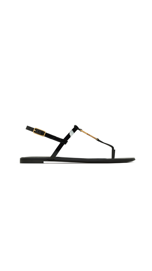 Cassandra Flat Sandals In Patent Leather With Gold-tone Monogram  - Black