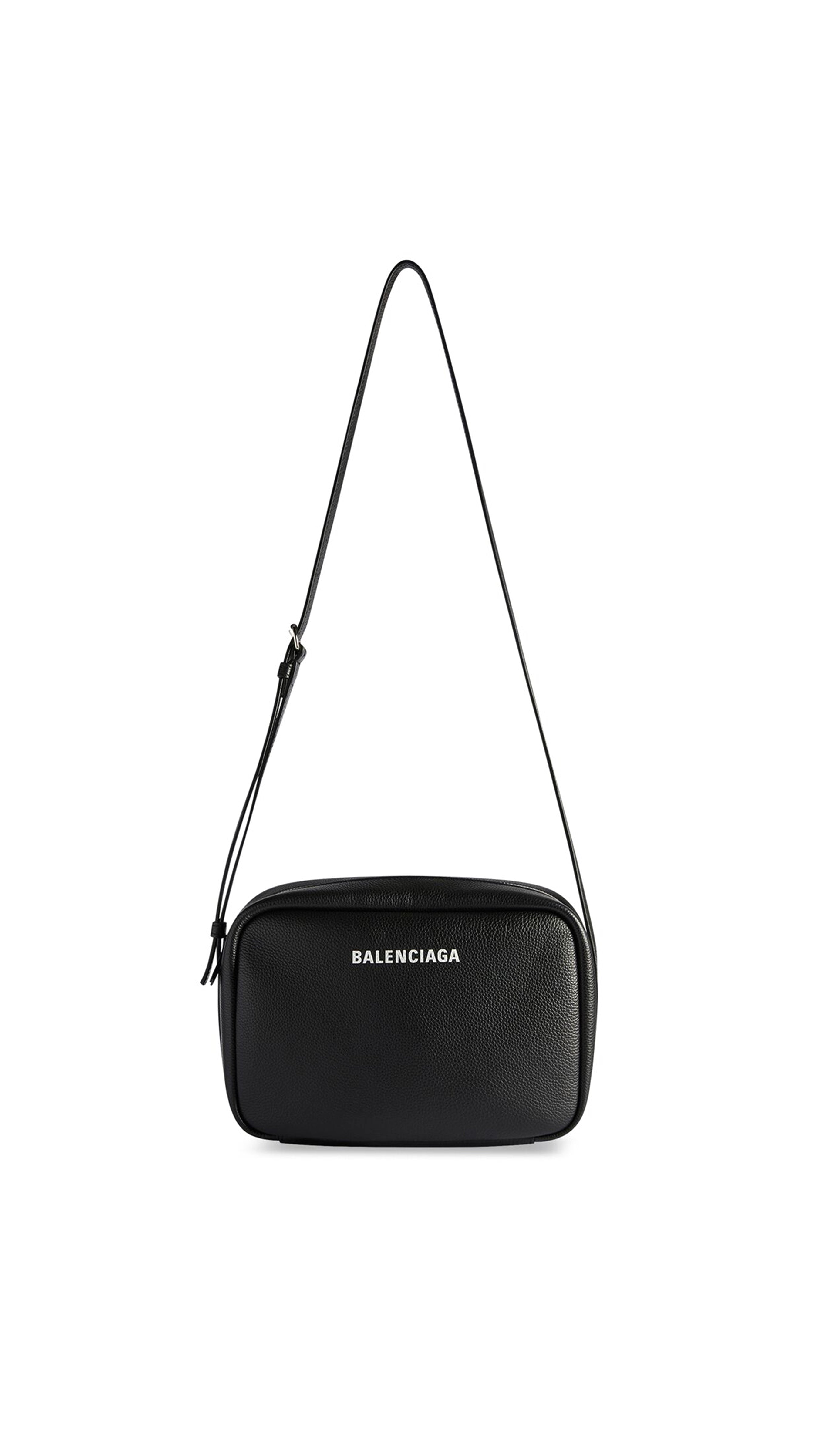 Everyday Medium Camera Bag In Grained Calfskin - Black